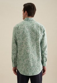 Camicia verde con motivo paisley, colletto a bottoni, maniche lunghe e orlo curvo, realizzata in un tessuto leggero e testurizzato.