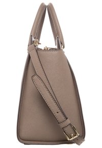 Sac structuré en matériau texturé taupe, avec deux poignées courtes et une bandoulière amovible avec quincaillerie dorée.