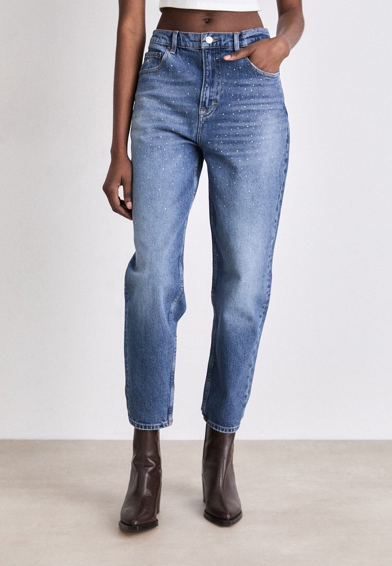 Ljust blå denimjeans med hög midja, med diskreta detaljer. Lässig passform, rak bendesign och en klassisk femfickmodell.