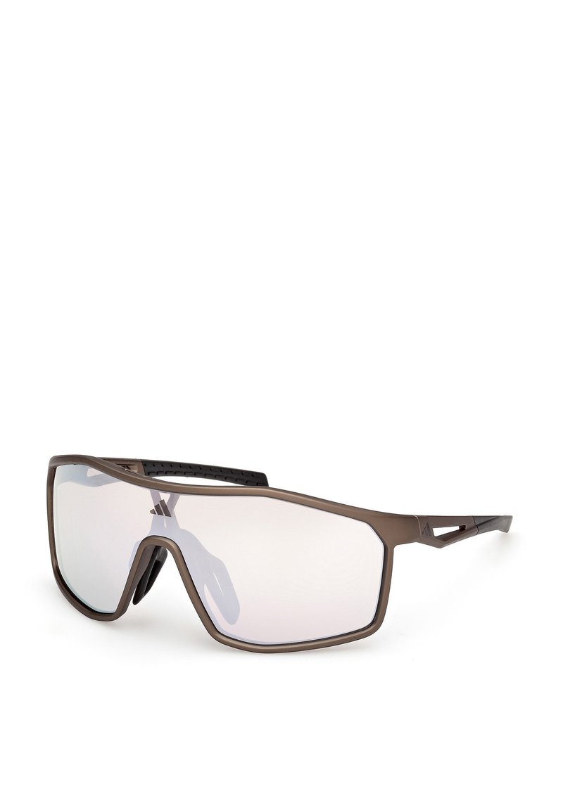 Gafas de sol deportivas con montura marrón, grandes lentes espejadas y detalles de goma negra texturizada en las patillas para mejorar el agarre. Diseño angular.