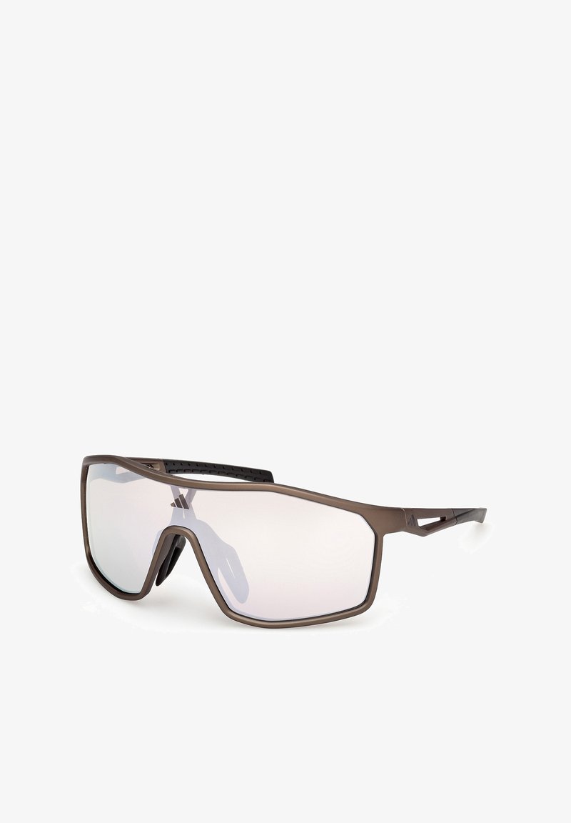 Gafas de sol deportivas con montura marrón, grandes lentes espejadas y detalles de goma negra texturizada en las patillas para mejorar el agarre. Diseño angular.