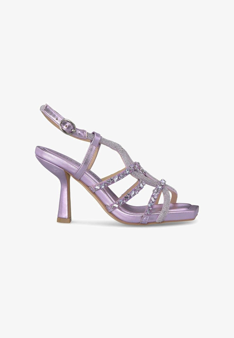 Paarse satijnen sandaal met hoge hakken, met een strappy ontwerp, versierd met rhinestones en een vierkante neus. Voorzien van een gespsluiting rond de enkel.