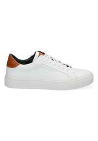 Witte leren sneaker met bruine leren accenten, ronde neus, platte rubberen zool en vetersluiting aan de voorkant. Beschikt over een gestructureerde zijkant en een reliëflogo.
