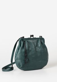 Türkise Lederhandtasche mit runder Form, plissiertem Design und schwarzem Metallverschluss. Verfügt über eine Kette mit einem Anhängerakzent.