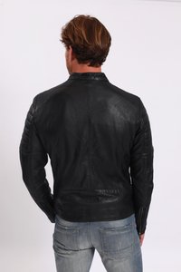 Svart lädermotorcykeljacka med quiltade detaljer på axlarna och ärmarna, figursydd design, slät textur och subtil lyster. Fickor ingår.
