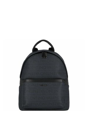 Schwarzer Valentino-Rucksack mit wiederholtem Logo-Muster, vordere Reißverschlusstasche, Tragegriff oben und doppeltem Reißverschlussverschluss am Hauptfach.