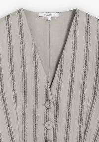 Top sin mangas de color gris claro con rayas verticales negras y plateadas, escote en V profundo y tres botones grises en la parte delantera. Tela suave y texturizada.