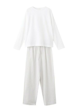 Weißes langärmliges Oberteil kombiniert mit locker geschnittenen Hosen mit vertikalen, dünnen grauen und weißen Streifen auf weißem Hintergrund.