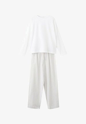 Weißes langärmliges Oberteil kombiniert mit locker geschnittenen Hosen mit vertikalen, dünnen grauen und weißen Streifen auf weißem Hintergrund.