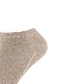 Calzino beige alla caviglia realizzato in tessuto morbido e elastico, con un bordo a coste e un tallone rinforzato per una maggiore durata.