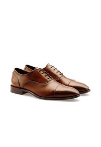 Chaussures habillées en cuir marron avec un design élégant, bout pointu, laçage à cinq œillets et détails de couture contrastants sur le dessus.