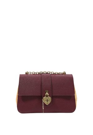 Borsa a mano in pelle rosso scuro con pannelli laterali, tracolla a catena dorata e lucchetto dorato a forma di cuore con chiave sulla patta frontale.