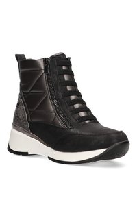 Botín negro con parte superior texturizada, que presenta una combinación de acabados acolchados, lisos y semimate, con cordones y una cremallera lateral.