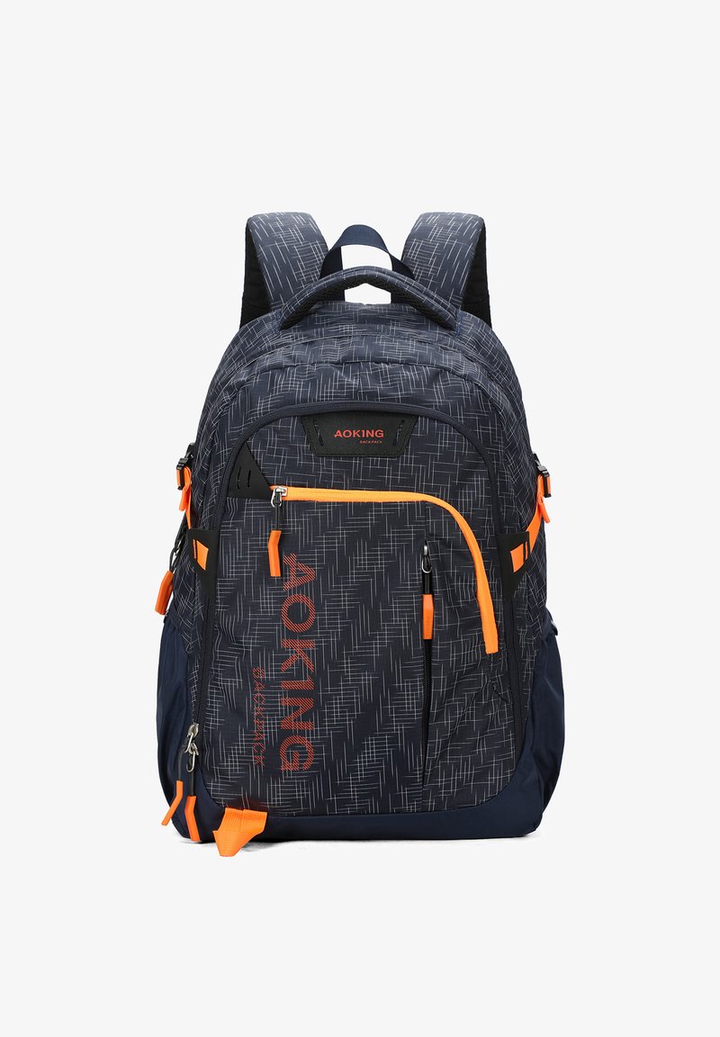 Sac à dos marine avec un tissu texturé, des accents orange, plusieurs compartiments et des straps réglables. Présente un motif géométrique et une quincaillerie robuste.