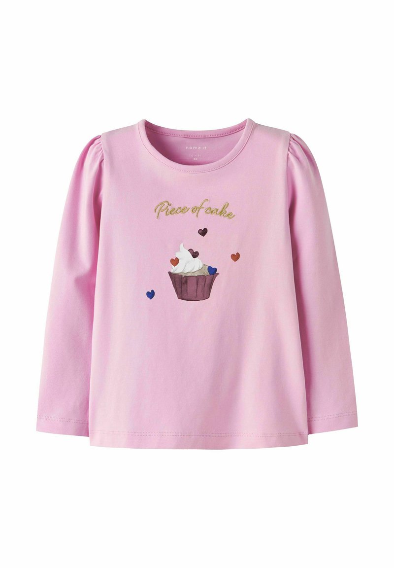 Rosa Langarm-Kinderhemd mit gepufften Schultern, einem Cupcake-Grafik, verstreuten bunten Herzen und dem Text "Piece of cake" in goldener Schrift.