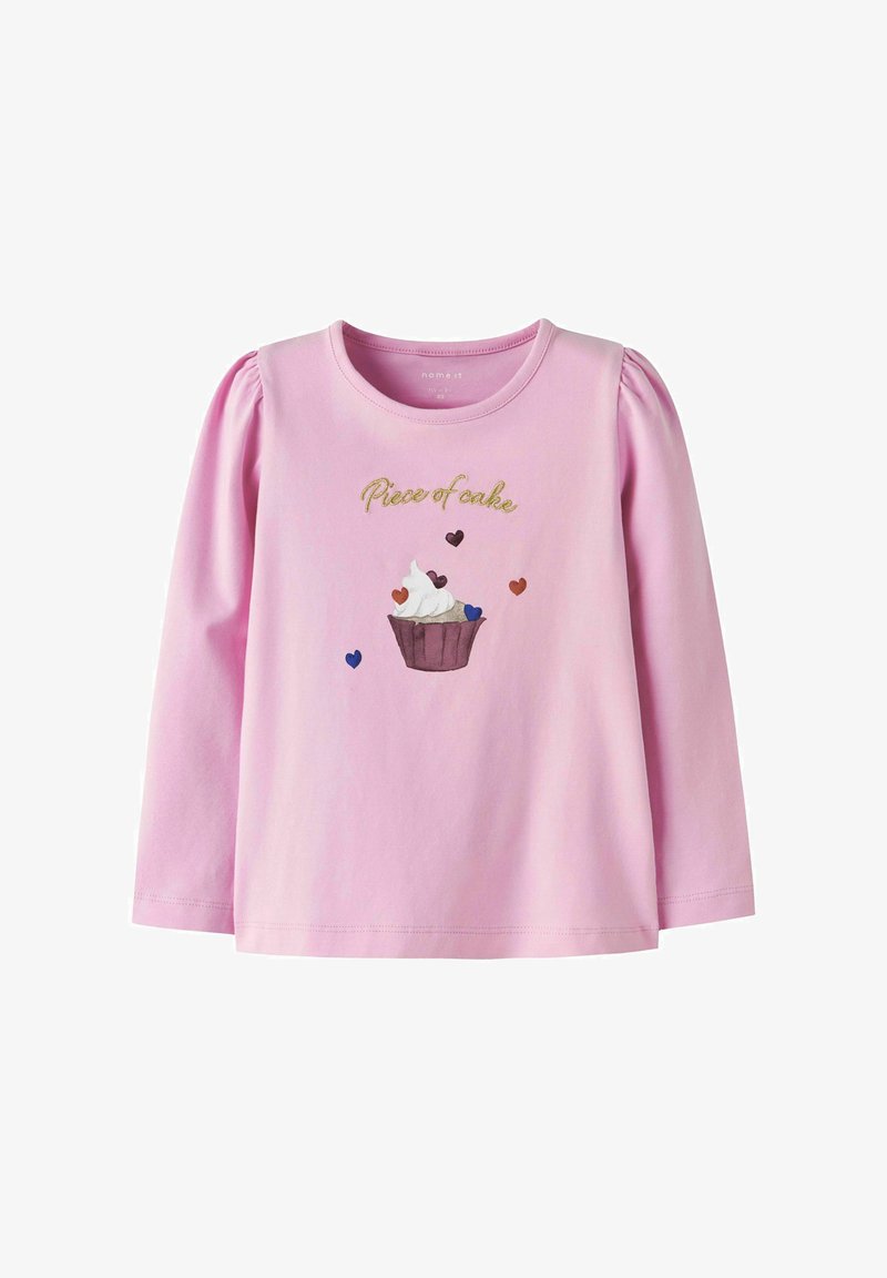 Rosa Langarm-Kinderhemd mit gepufften Schultern, einem Cupcake-Grafik, verstreuten bunten Herzen und dem Text "Piece of cake" in goldener Schrift.