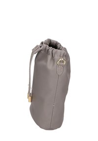 Borsa a tracolla in pelle grigia con forma arrotondata, dettagli in hardware dorato e una consistenza morbida. Presenta una parte superiore arricciata e una tracolla regolabile.