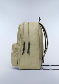 Zaino khaki con chiusura a doppia zip, spallacci regolabili, tasca laterale, tessuto testurizzato e dettagli in hardware neri a contrasto.
