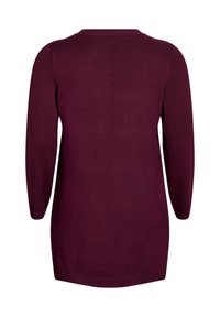 Burgundy stickad tröja med långa ärmar, rund halsringning och rak passform. Har en något texturerad yta och synliga sömdetaljer.