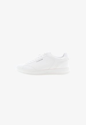Sneaker bianca con parte superiore in sintetico liscio, punta arrotondata, lacci piatti, soletta imbottita e branding sottile sul lato.