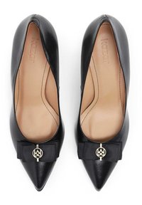 Scarpe nere in pelle con tacco alto e punta affusolata, dotate di un fiocco in satin e decorazioni in oro davanti. Texture liscia su tutta la superficie.
