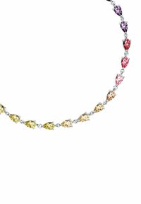 Collana di gemme colorate con pietre a forma di pera in tonalità di viola, rosa, giallo e beige, incastonate in metallo di tonalità argentata.