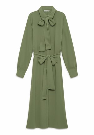 Robe longue à manches longues de couleur vert olive avec un lien au niveau du cou et à la taille, réalisée en tissu lisse. Elle présente une coupe décontractée et des poignets boutonnés.