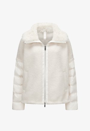 Weiße Jacke mit Reißverschluss aus verschiedenen Materialien, darunter ein flauschiger Fleece-Körper und gesteppte, gepolsterte Ärmel, von vorne mit offenem Kragen gezeigt.