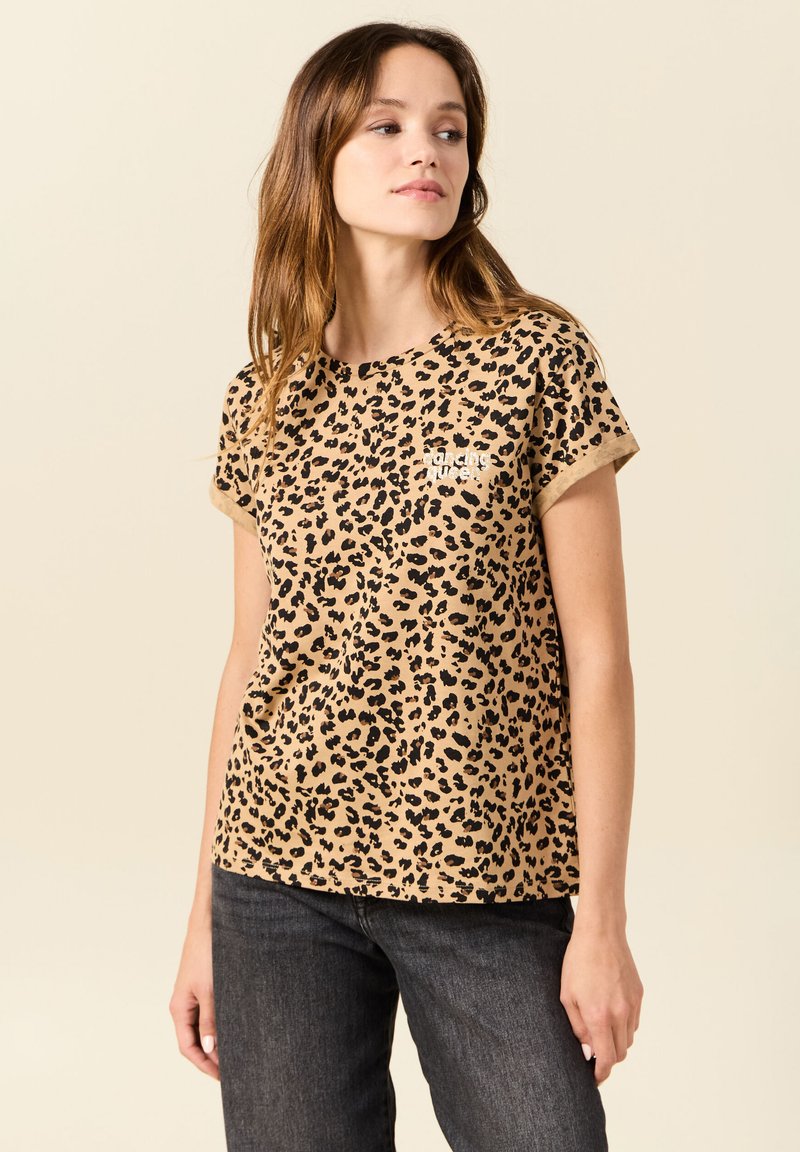 BONOBO Jeans MIT KURZEN ÄRMELN - T-shirt med print - camel