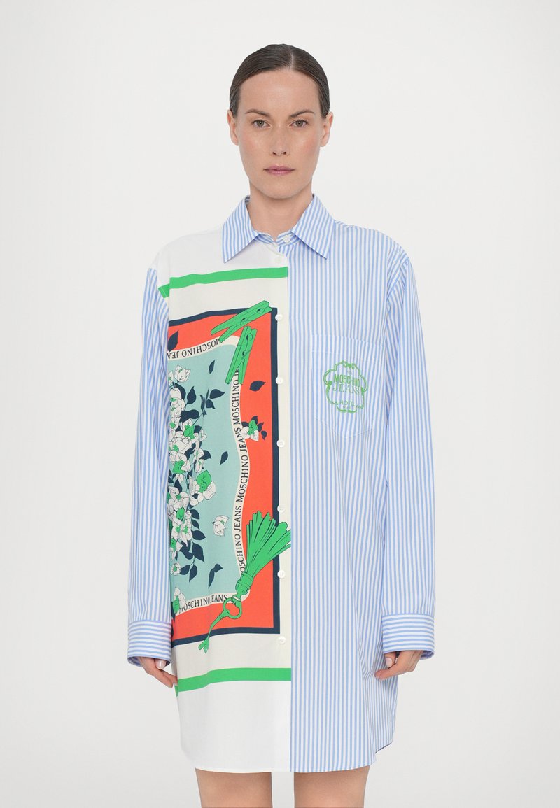 Camicia con una miscela di righe blu e bianche; grande stampa grafica con fiori e accenti verdi; design con bottoni, colletto e taschino.
