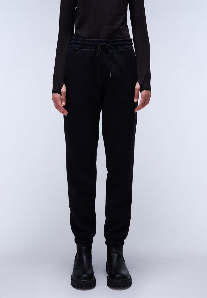 Schwarze Jogginghose aus weichem Material, mit einem elastischen Bund und Kordelzug sowie gerippten Bündchen an den Knöcheln.