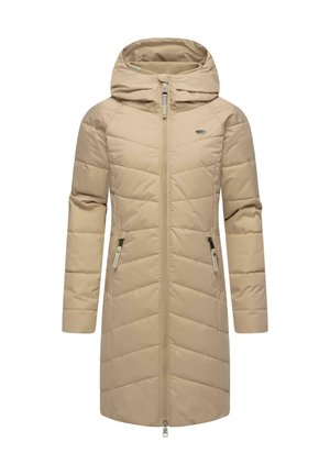 Beige geïsoleerde jas met een capuchon, voorzien van een frontale ritssluiting, twee zijzakken en diagonale stiksels over het lichaam. Gladde textuur.
