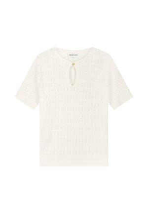 Witte gebreide top met korte mouwen, voorzien van een klein geperforeerd patroon, een keyhole-halslijn en een enkele gouden knoopsluiting.