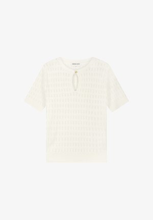 Witte gebreide top met korte mouwen, voorzien van een klein geperforeerd patroon, een keyhole-halslijn en een enkele gouden knoopsluiting.