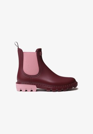 Wodoodobutny bordowy botek na kostkę z różowymi elastycznymi panelami bocznymi, grubą różową podeszwą i teksturowanym wykończeniem. Wyposażony w pętelkę ułatwiającą zakładanie.