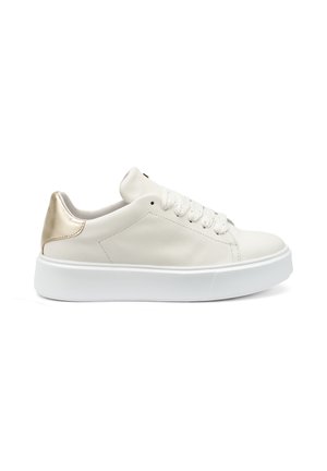 Baskets en cuir blanc avec un accent doré sur le talon, semelle en caoutchouc blanc texturé et détails de lacets tissés. Design simple et moderne.