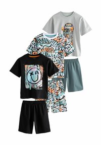 Set aus Kinder-Casualwear: zwei schwarze Shorts, drei T-Shirts in Grau, Schwarz und bunten Graffiti-Mustern. Baumwollstoff, kurze Ärmel.