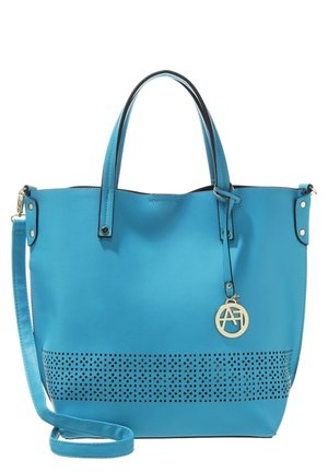 Sac cabas en cuir bleu avec motif perforé près de la base, double poignées, bandoulière amovible et un pendentif logo rond en or.