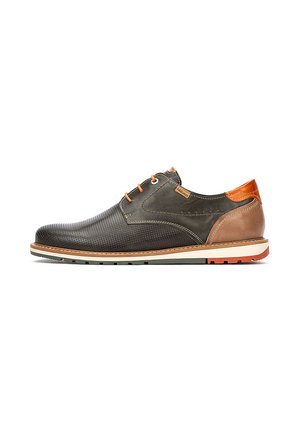 Heren casual veterschoen in donkergrijs en bruin leder met een gestructureerd voorvlak, contrasterende zool en oranje accenten op hiel en veters.