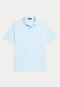 Ljusblå pikétröja i texturerad bomull, med klassisk krage, tre knappar och en liten gul logotyp på bröstet.