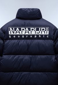 Marineblauwe gewatteerde jas met een hoge kraag, een gequiltde textuur en een groot wit logo op de rug met de tekst "NAPAPIJRI geographic."
