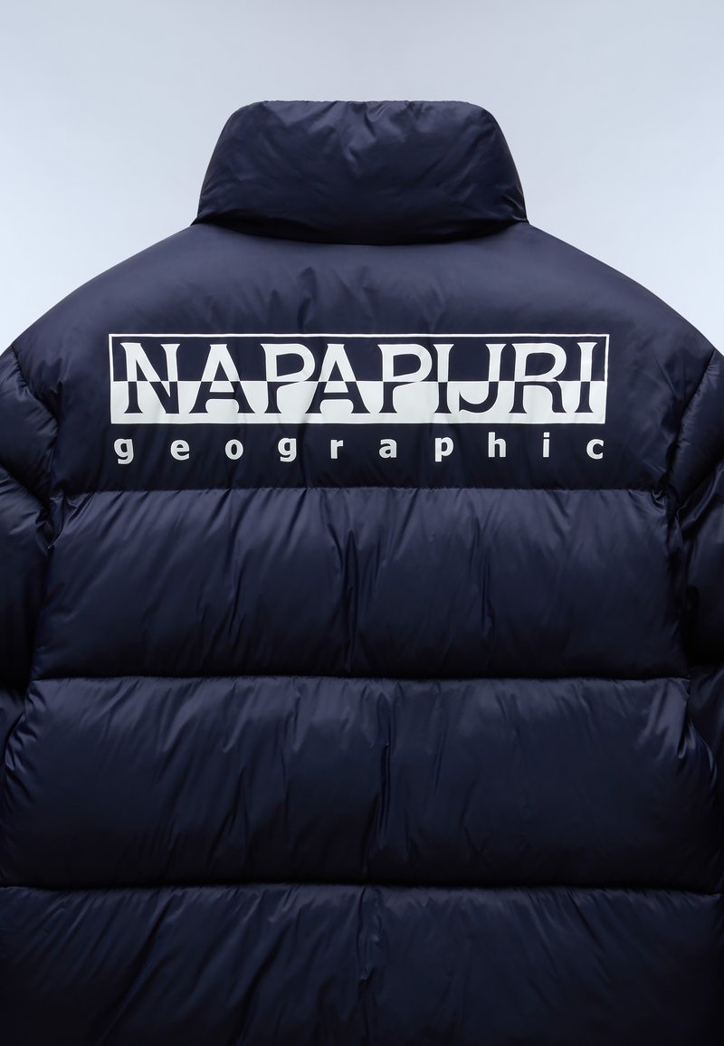 Granatowa kurtka puchowa z wysokim kołnierzem, pikowanym wzorem oraz dużym białym logo na plecach, które brzmi "NAPAPIJRI geographic."