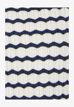 Weißes Strickstoff mit gleichmäßig verteilten horizontalen Zickzackstreifen in Marineblau und kleinen vertikalen Lochmuster-Augen.