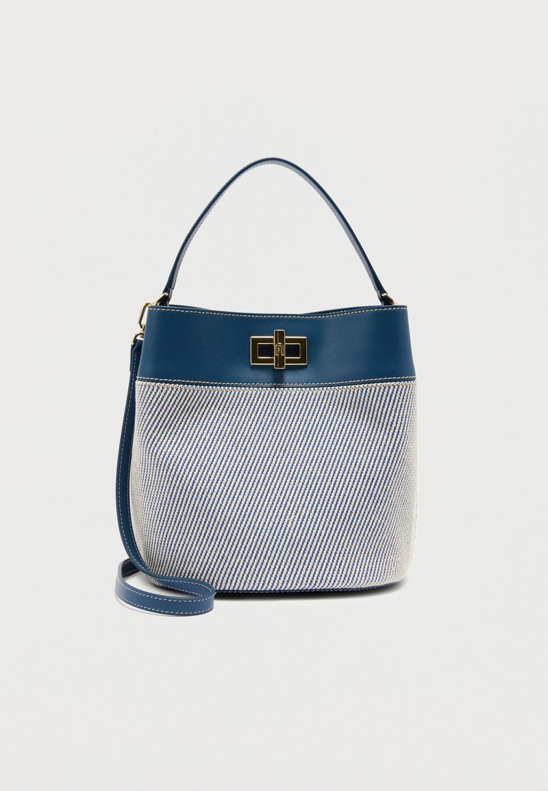 Τσάντα χειρός τύπου κάδος σε μπλε και λευκό με υφή, με επάνω λαβή, χρυσό ορθογώνιο κούμπωμα μπροστά και αποσπώμενο ιμάντα ώμου.