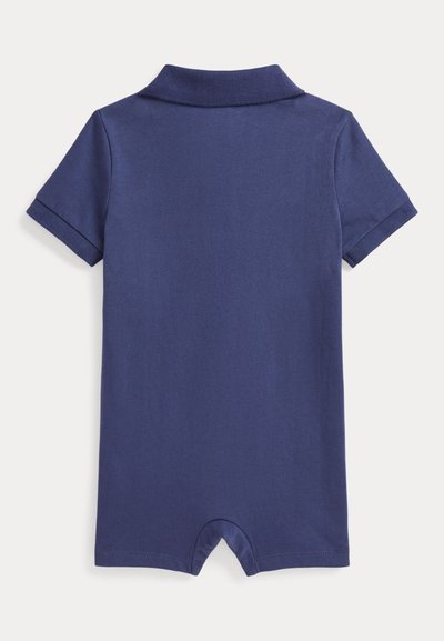 Jumpsuit corto de color azul marino, confeccionado con una tela suave; presenta un cuello tipo polo, cierre a presión en la parte inferior y puños en contraste.
