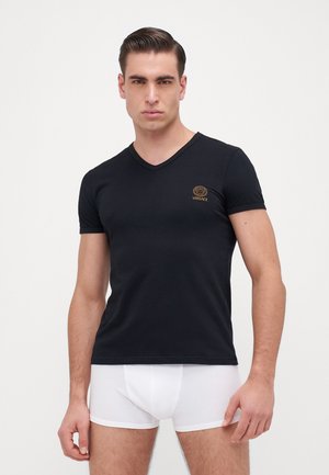 Zwarte V-hals T-shirt gemaakt van gladde stof, met een klein goudkleurig Versace-logo op de linkerborst. Getailleerd ontwerp met korte mouwen.