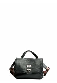 Borsa a mano in pelle nera con superficie testurizzata, hardware argentato, manico superiore e tracolla multi-colore a strisce.