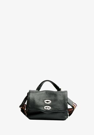 Borsa a mano in pelle nera con superficie testurizzata, hardware argentato, manico superiore e tracolla multi-colore a strisce.