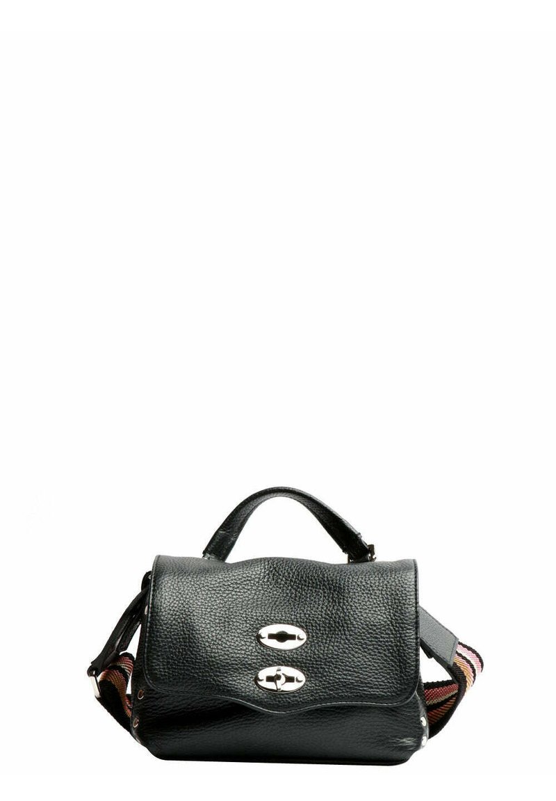 Borsa a mano in pelle nera con superficie testurizzata, hardware argentato, manico superiore e tracolla multi-colore a strisce.