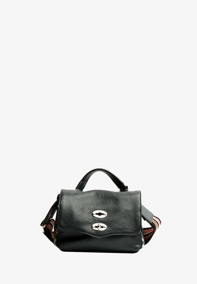 Borsa a mano in pelle nera con superficie testurizzata, hardware argentato, manico superiore e tracolla multi-colore a strisce.